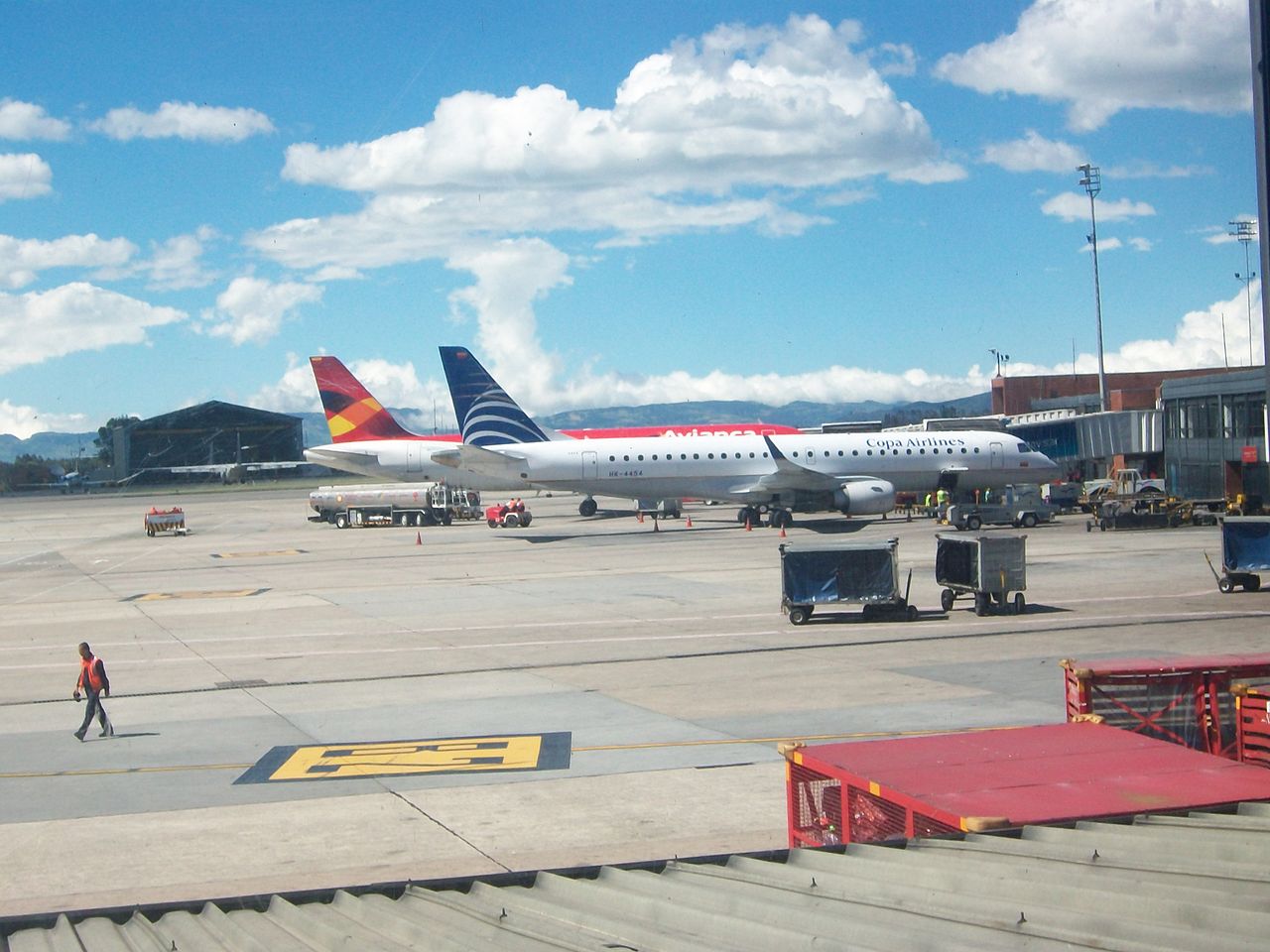 1280px-aeropuerto_internacional_eldorado_bogota_d-c_colombia