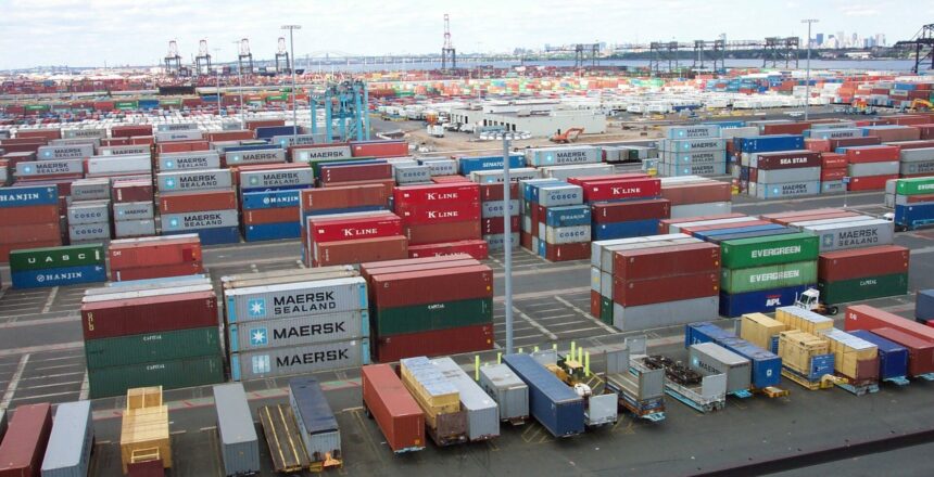 Line3174_-_Shipping_Containers_at_the_terminal_at_Port_Elizabeth,_New_Jersey_-_NOAA