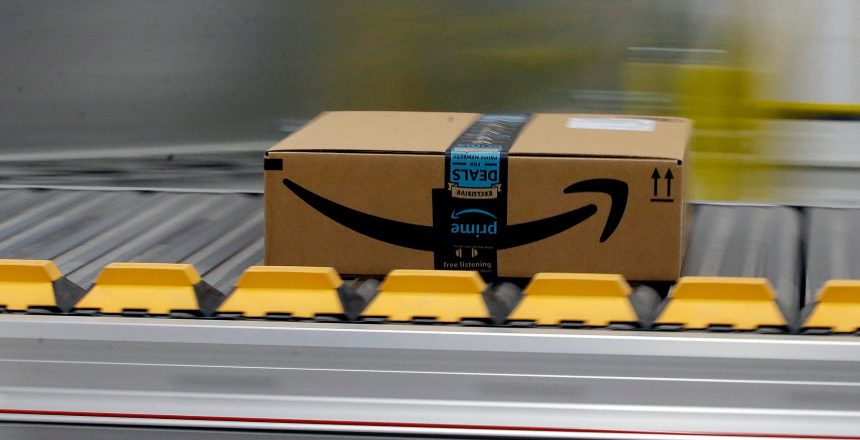 ARCHIVO - Esta foto de archivo del 9 de febrero del 2018 muestra un paquete de Amazon en el nuevo centro de distribución de Amazon en Sacramento, California. (AP Foto/Rich Pedroncelli)