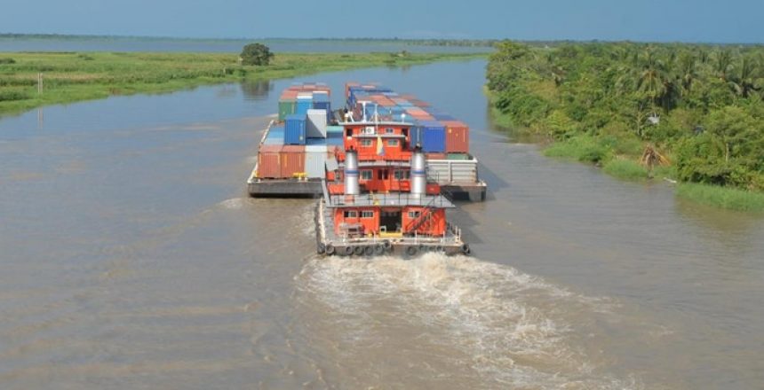Transporte de carga por el río Magdalena